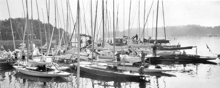 Båtarna i hamn på Gäddisregattan
