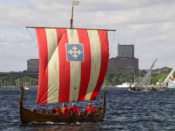 Alla typer av flytetyg på fjärden. Klassiskt Vikingaskepp.