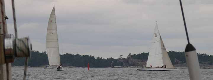 Gerdny rundar först vid pricken på västra Kanholmsfjärden följd av Britt-Marie.