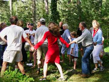 Midsommar 2006: Dans kring midsommarstngen.