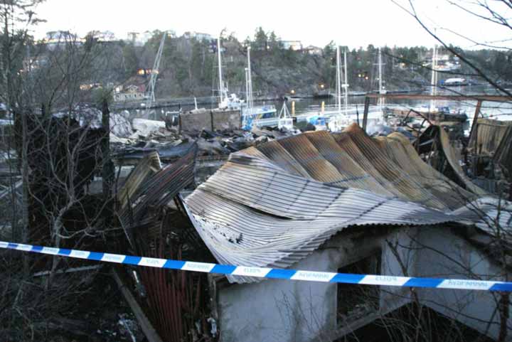 Resterna av Linds Btvarv i Skurusundet, Nacka efter branden p kvllen den 12/1 2008.