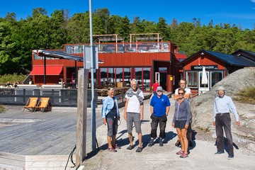 Posering framför restaurangen.